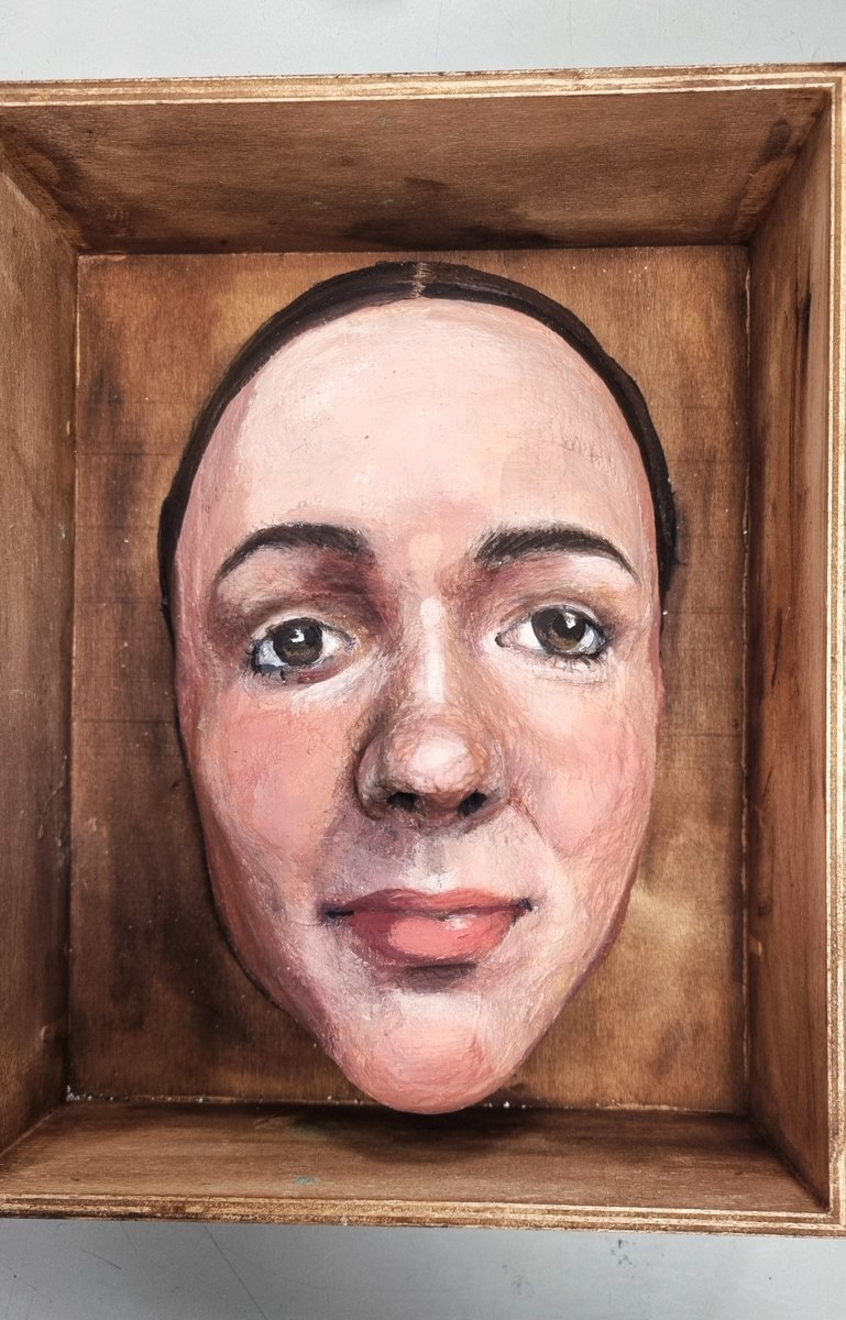 Unsettling &amp; mysterious 'Head in a box':
A self-portrait painted on a mod-roc cast. Y12 have created some amazing Surreal shadow boxes. 

@chiswickschoolofficial 
#inspirecreateshare #ambitiousandproud #alevelfineart #fineart #shadowbox #surrealism #selfportrait #chiswick