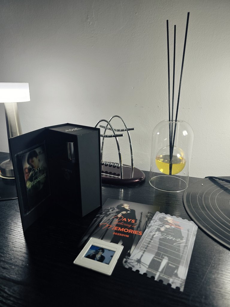 좋아하는 향으로 선택했더니 아는 향을 만나버림🤣🤣🤣 
특전과 패키징까지 너무 맘에 쏘옥🥹❤️
#성진의하루들이_모여_소중한추억으로 
#성진 #SUNGJIN #DAY6 #데이식스