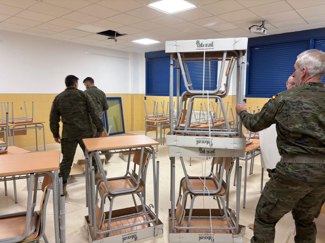 FUTER_ET's tweet photo. Los #militares de las #FAMET #DIVSM continuan con su ayuda en #Valencia, colocando el mobiliario nuevo del #IES María Carbonell de #Benetússer o llevando suministros básicos desde los puntos de distribución a los mayores que viven en pisos sin ascensor.
#SomostuEjercito https://t.co/pTE84sjD8W