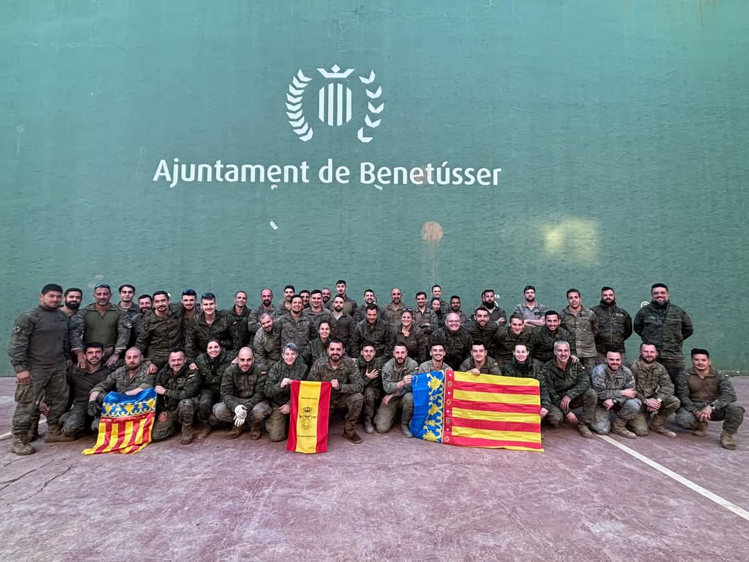 FUTER_ET's tweet photo. Los #militares de las #FAMET #DIVSM continuan con su ayuda en #Valencia, colocando el mobiliario nuevo del #IES María Carbonell de #Benetússer o llevando suministros básicos desde los puntos de distribución a los mayores que viven en pisos sin ascensor.
#SomostuEjercito https://t.co/pTE84sjD8W