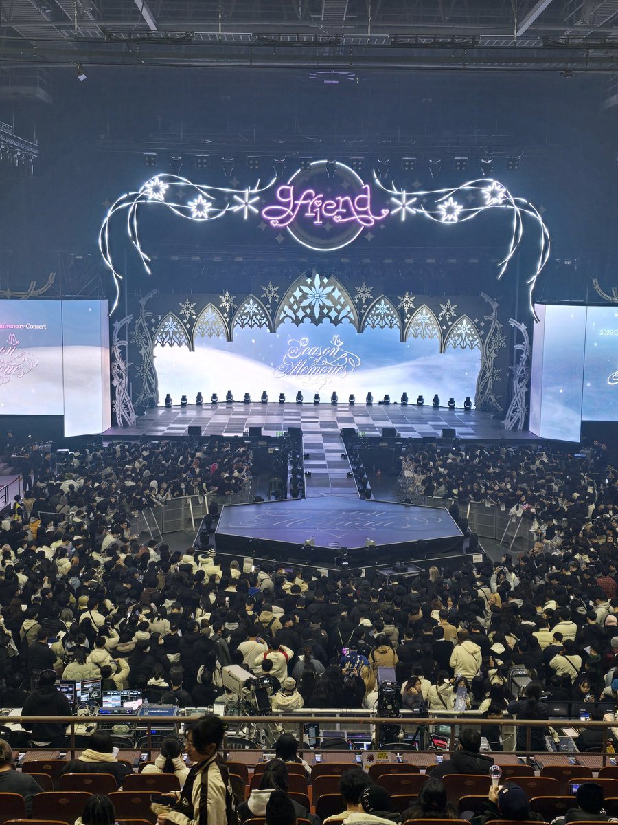 hwang_mystery's tweet photo. 250117
Season of Memories 
Gfriend's fancams concert Day 1
A thread

#GFRIEND
#SOWON #YERIN #EUNHA
#YUJU #SINB #UMJI
@GFRDofficial 
Pic cr. to owner https://t.co/pkn5Rr4Tg1