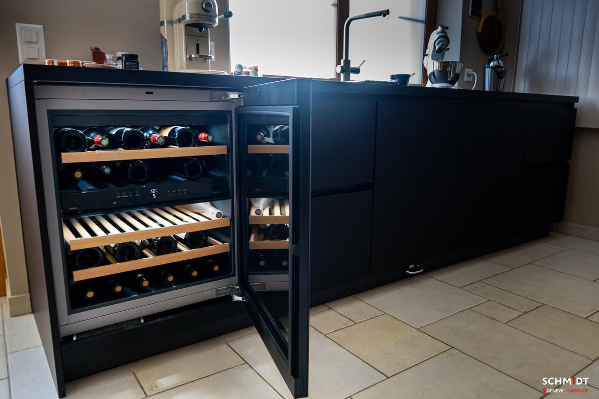 CarougeGeneve's tweet photo. Cette cave à vin Liebherr est parfaitement encastrée sous le plan de travail pour un rendu épuré et élégant sans oublier le côté pratique !
#cuisinenoire #caveavin #facadesmates #plandetravail #schmidtgeneve #schmidtgenevecarouge #deco #cuisinemoderne
https://t.co/iNrN4B1LNQ https://t.co/6C4eUdWoiK