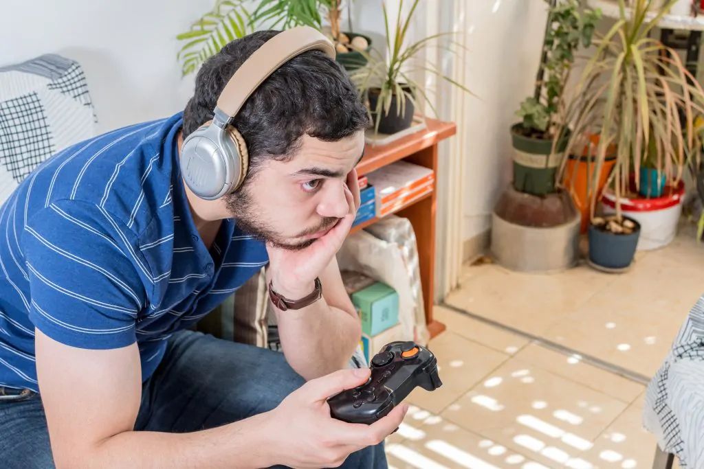 🎮 ¿La adicción a los videojuegos es reconocida como un trastorno por la OMS? 🕹️

⚠️ Señales de alarma:
Jugar sin control del tiempo.
Priorizar el juego sobre todo.
Seguir jugando pese a consecuencias.

🌟 Prevención: Actividades al aire libre y deporte.

buff.ly/42hujcr