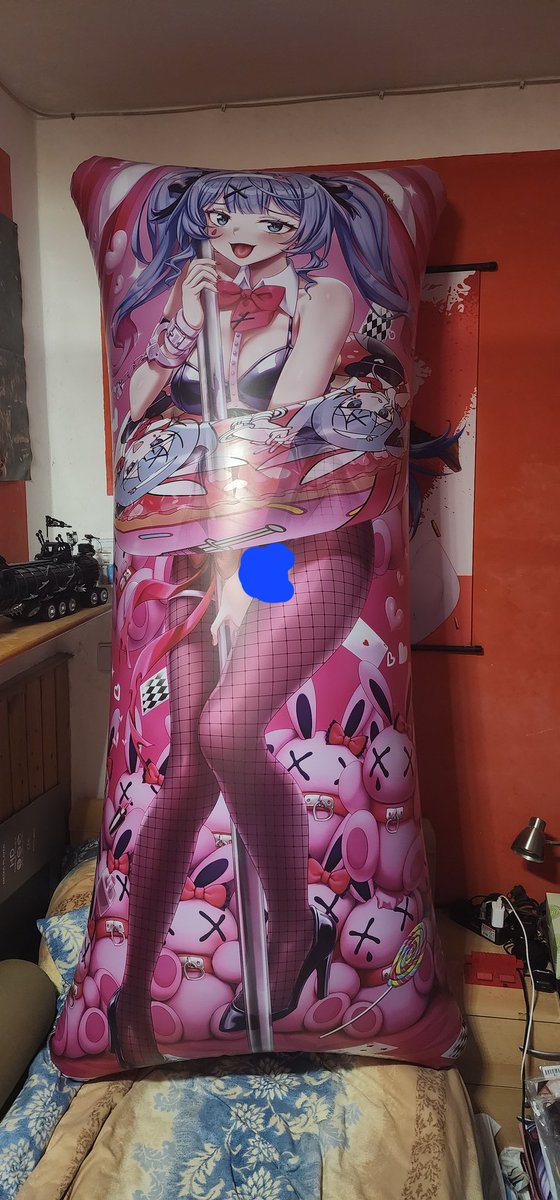 its finally here! <a href="/CuteBalloonsSTU/">萌球工作室</a>'s lovely Rabbithole Pillow ^^
nice, big and very soft <3
10/10 would recommend!