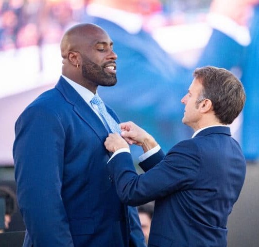 Babar_le_Rhino's tweet photo. J'crois que Teddy Riner vient de capter qu'il s'était fait b... pardon, instrumentalisé par Macron🏅 https://t.co/XQlP6cFxG7