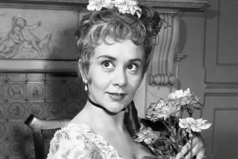 TheArtsShelf's tweet photo. Dame Joan Plowright, Tony Award-winning and Academy Award and BAFTA nominated stage and screen icon, has died at the age of 95 https://t.co/ztEEHZ2suv