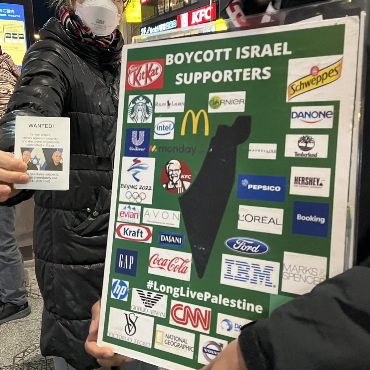 AsadoriQ's tweet photo. 浅草　スタンディング
イスラエルはパレスチナのジェノサイドをやめろ
A protest against Israel's genocide in Gaza and its ongoing illegal occupation of Palestinian land, held 17 January, outside Asakusa Station, Tokyo.    
#FreePalestine 
#NetanyahuWanted 
#FreeDrHussamAbuSafiya https://t.co/TZb6Sc7IaA