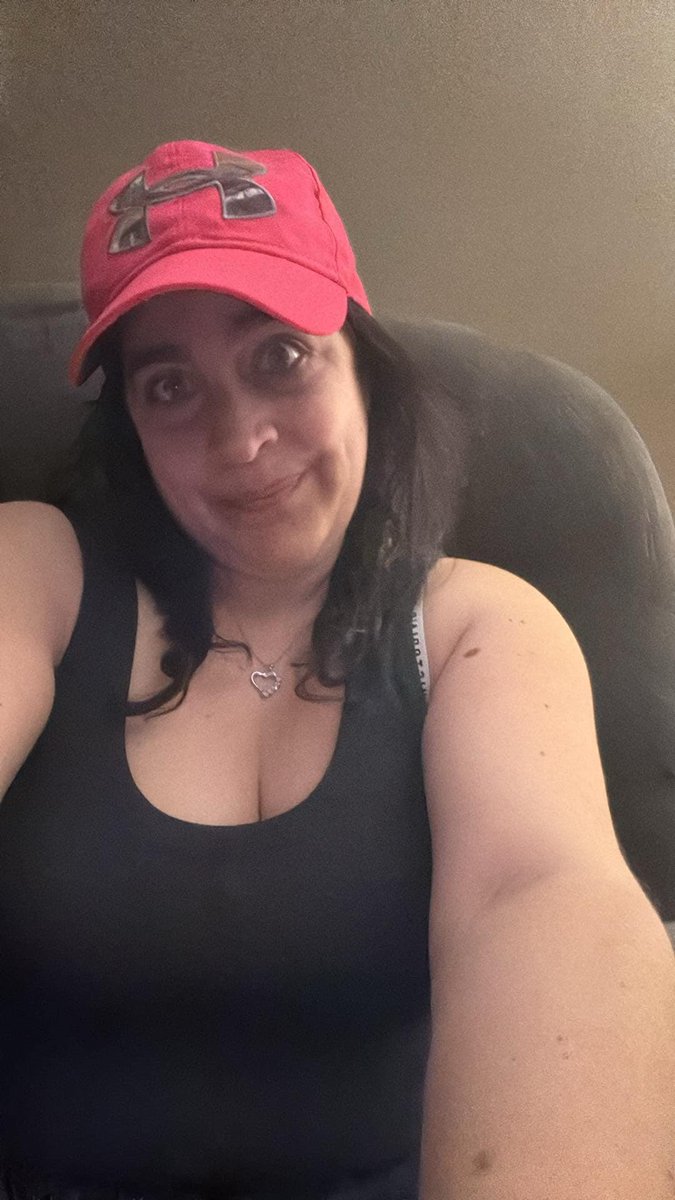 luisascarps15's tweet image. #happyfridaybitches  my bright pink spring &amp;amp; summer hat 🧢 and natural black jet black hair in 2025. Hurry up spring