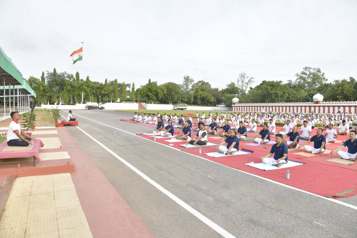 CISFHQrs's tweet photo. योग जीवन को पूर्णता प्रदान करता है।
योग के नियमित अभ्यास से मांसपेशियां मज़बूत होती हैं और ऊर्जा का संचार होता है। सीआईएसएफ के बुनियादी प्रशिक्षण में योगाभ्यास का विशेष स्थान है, जो शारीरिक और मानसिक संतुलन बनाए रखने में मदद करता है। 🧘♂️
#CISF #YogaForStrength #YogaInTraining
#MentalAndPhysicalWellness #MentalHealthMatters