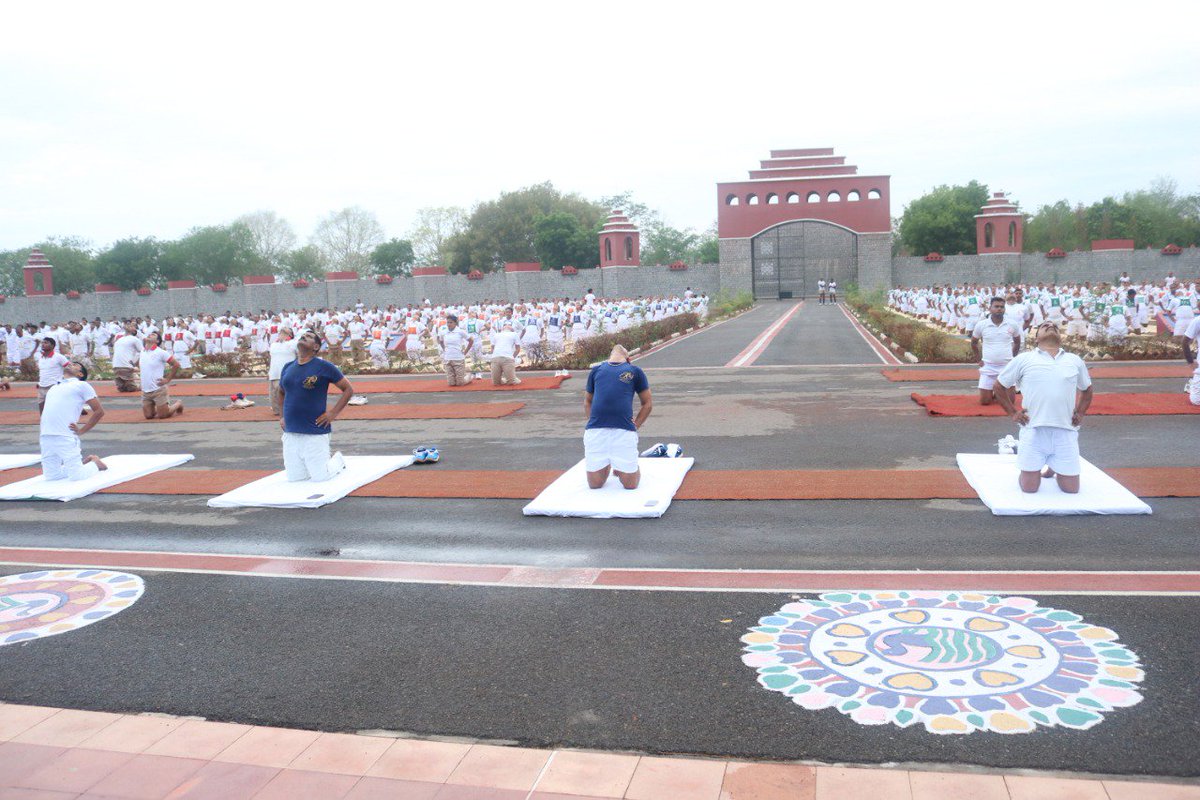 CISFHQrs's tweet photo. योग जीवन को पूर्णता प्रदान करता है।
योग के नियमित अभ्यास से मांसपेशियां मज़बूत होती हैं और ऊर्जा का संचार होता है। सीआईएसएफ के बुनियादी प्रशिक्षण में योगाभ्यास का विशेष स्थान है, जो शारीरिक और मानसिक संतुलन बनाए रखने में मदद करता है। 🧘♂️
#CISF #YogaForStrength #YogaInTraining
#MentalAndPhysicalWellness #MentalHealthMatters
