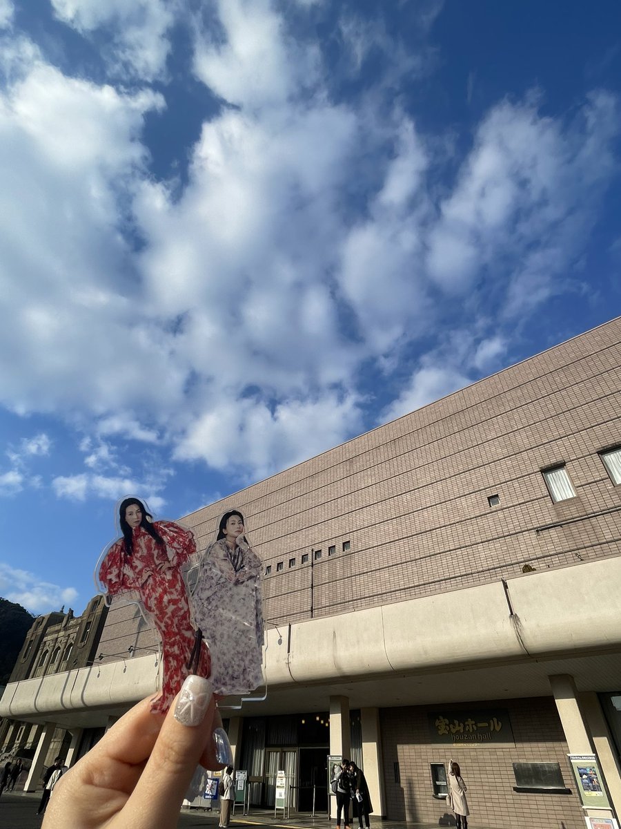 Yumigon__'s tweet photo. #宝山ホール
#柴咲コウ
#響宴
@ko_shibasaki @mesvacances_jp 
今日はアクスタもミヴァのbagも買えました🤍🥰
そして、人生で初めて作ったうちわにコウちゃんが気づいてくれて、エアハグしてくれました😭奇跡😭
驚いて咄嗟に、ありがとうって叫んだけど聞こえてたらいいな😭一生の宝物の思い出😭幸 https://t.co/VLxL8GZ5Ci