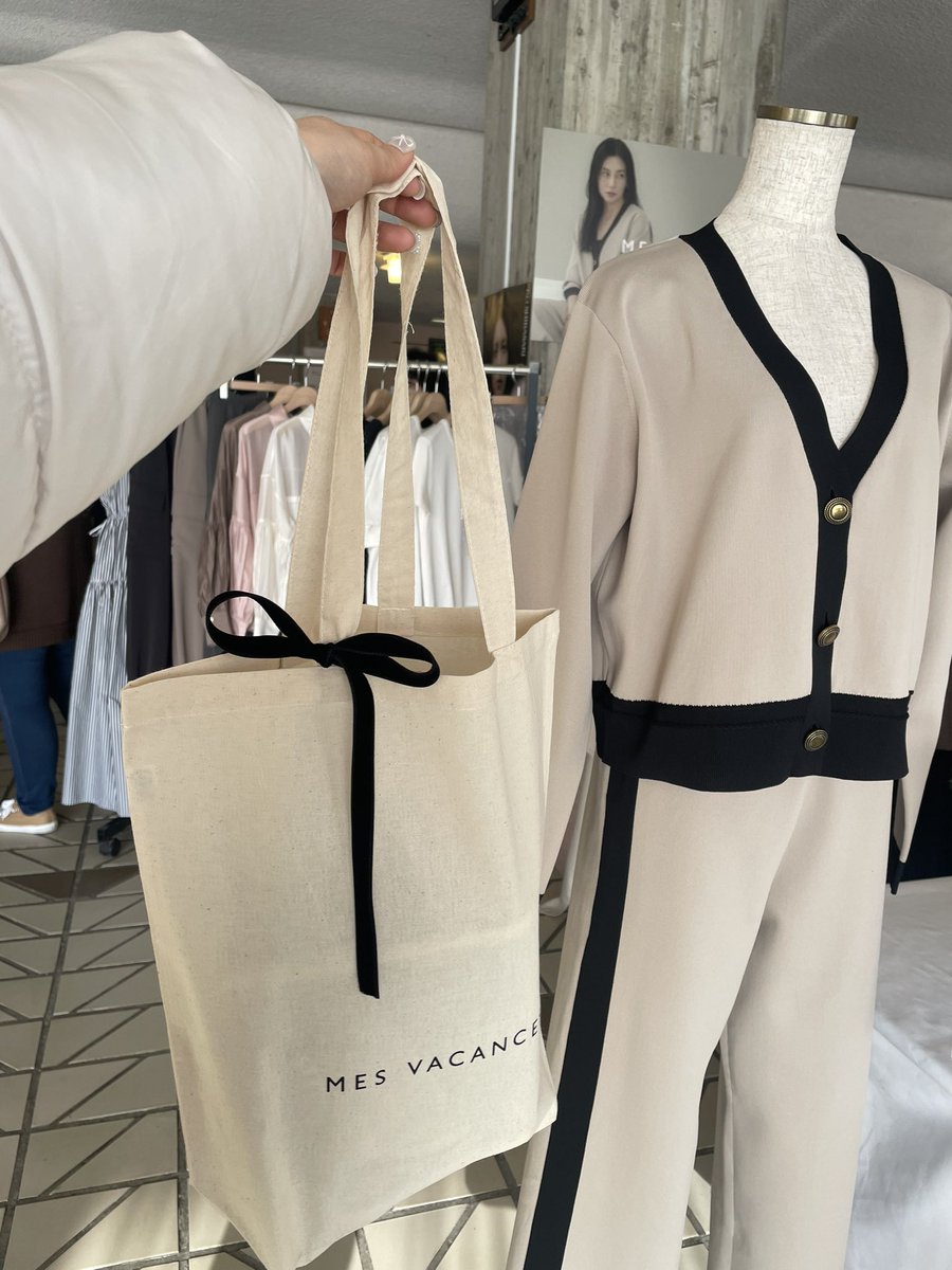 Yumigon__'s tweet photo. #宝山ホール
#柴咲コウ
#響宴
@ko_shibasaki @mesvacances_jp 
今日はアクスタもミヴァのbagも買えました🤍🥰
そして、人生で初めて作ったうちわにコウちゃんが気づいてくれて、エアハグしてくれました😭奇跡😭
驚いて咄嗟に、ありがとうって叫んだけど聞こえてたらいいな😭一生の宝物の思い出😭幸 https://t.co/VLxL8GZ5Ci
