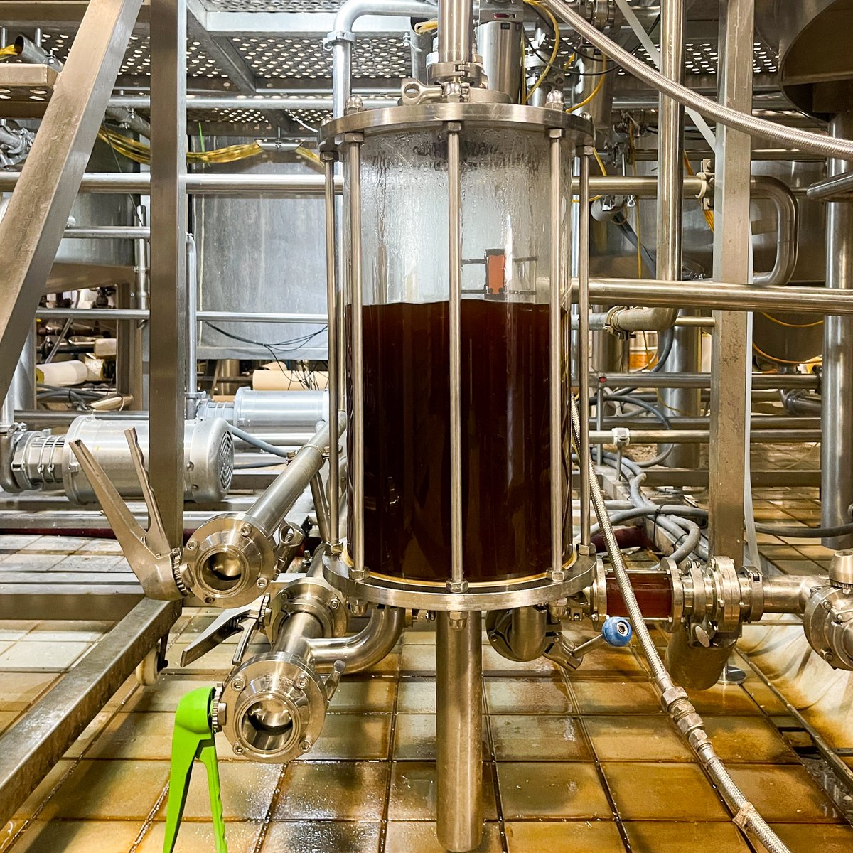 Brewing up something new! Any guesses?? 👇

#brewerylife #craftbeer #alcoatn