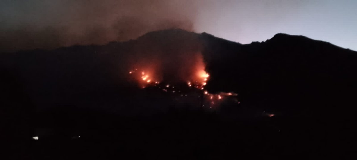 🚒El incendio en #Epuyen sigue activo!!
Números que duelen, 73 casas quemadas y más de 200 evacuados. 
 
Sería muy bueno  que por lo menos uno, alguno, de los principales impulsores de las plantaciones de pino reconocieran publicamente el enorme error de impulsar las plantaciones