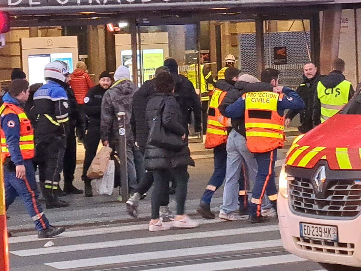 ProtecCivilefr's tweet photo. Le 11 janvier, une collision entre deux tramways à la Gare de Strasbourg a fait 68 blessés.

33 bénévoles de la @adpc67 ont été mobilisés pour cette urgence ainsi que 11 véhicules. 🚑

À la demande de la CUMP, 15 bénévoles ont renforcé le dispositif de soutien psychologique. https://t.co/pBACLBxkx8