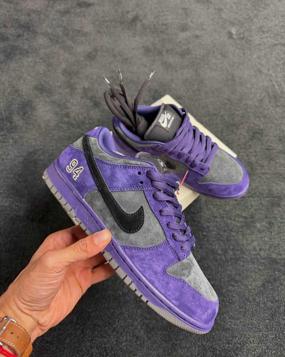 dropsdotgg's tweet image. Supreme x Nike SB Dunk Low 

New in-hand look at the Ink colorway 🔥