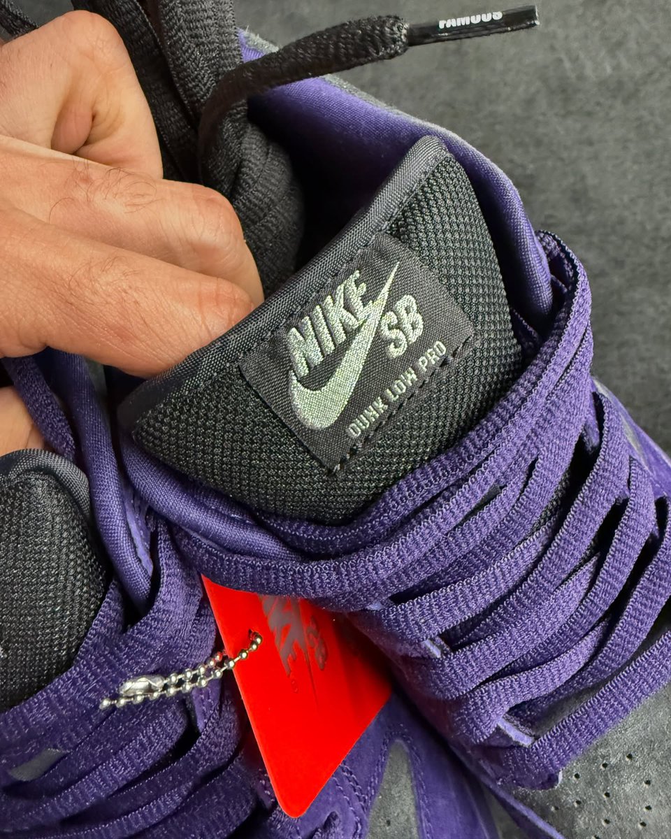 dropsdotgg's tweet image. Supreme x Nike SB Dunk Low 

New in-hand look at the Ink colorway 🔥