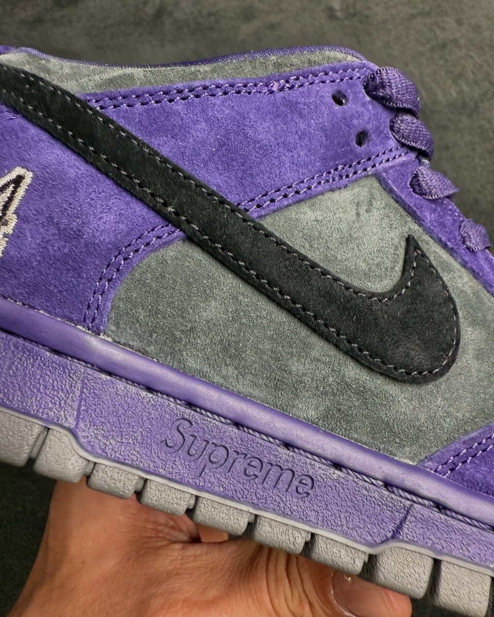dropsdotgg's tweet image. Supreme x Nike SB Dunk Low 

New in-hand look at the Ink colorway 🔥