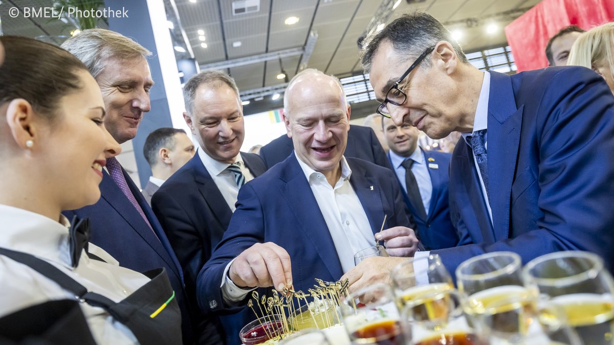 Die Tore zur Grünen Woche sind geöffnet! <a href="/gruenewoche/">Grüne Woche</a> 

Traditioneller Eröffnungsrundgang von <a href="/cem_oezdemir/">Cem Özdemir</a> mit Berlins Regierendem Bürgermeister Wegner <a href="/RegBerlin/">Senatskanzlei Berlin</a> und EU-Kommissar Hansen. Es gibt wieder viel zu entdecken, zu probieren und natürlich auch zu diskutieren! #GW25