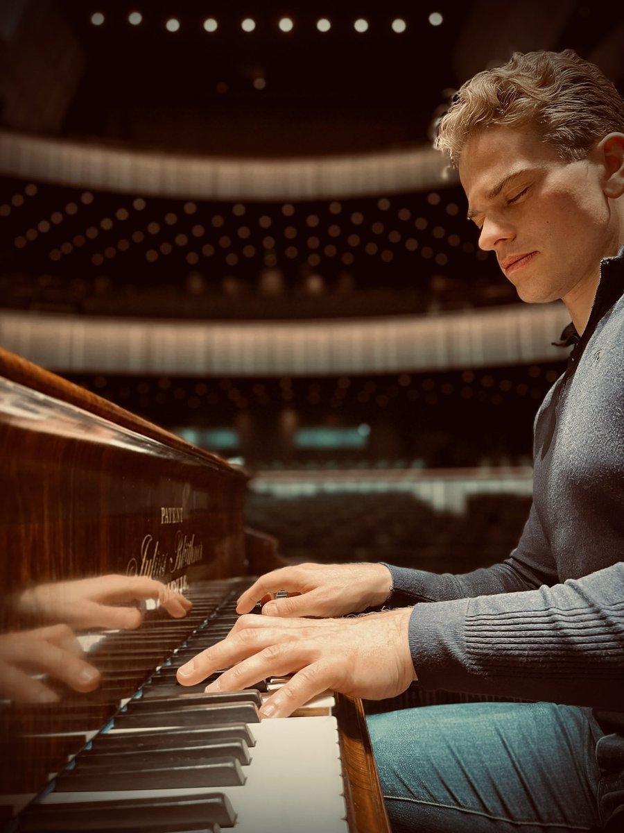 JosephMoogPiano's tweet image. Tonight, we will start our tour w/ #animaeterna #jakoblehmannconductor at @Concertgebouwbr 🎶🇧🇪🇪🇺
.
I will be playing this beautiful historical #Blüthner grand piano by #ChristophKern 🎹
.
LISZT Les Préludes &amp;amp; Totentanz
FAURÉ Requiem
.
Learn more
⤵️⤵️⤵️
animaeterna.be/project/liszt-…