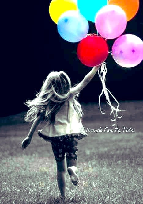 Las personas mágicas existen.
Llegan llenando tu vida de color.
Dejando luz donde había obscuridad y cambian tu tristeza por alegría.
Las personas mágicas existen algunos las llaman locos, yo lo llamo… amor.

La Poeta.