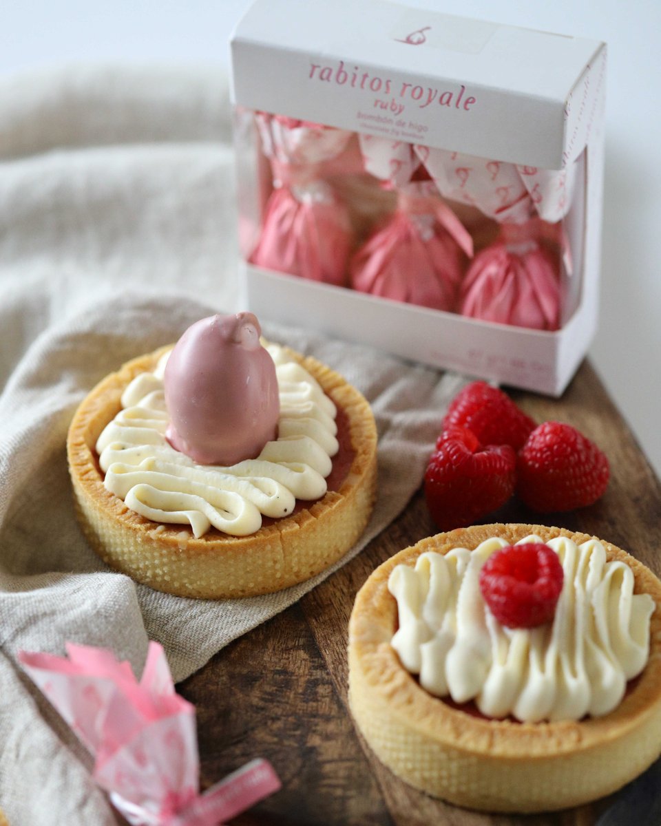 rabitosroyale's tweet photo. ¡Espectaculares tartaletas de frambuesa con el delicioso toque de nuestros #Rabitos Ruby!
-
Spectacular raspberry tarts with the delicious touch of our #RabitosRoyale Ruby!

#BombonesDeHigo #ChocolateFigBonbon #TartaletaDeFrambuesa #RaspberryTart #ChocolateRuby #RubyChocolate https://t.co/ZdBTWeNJax