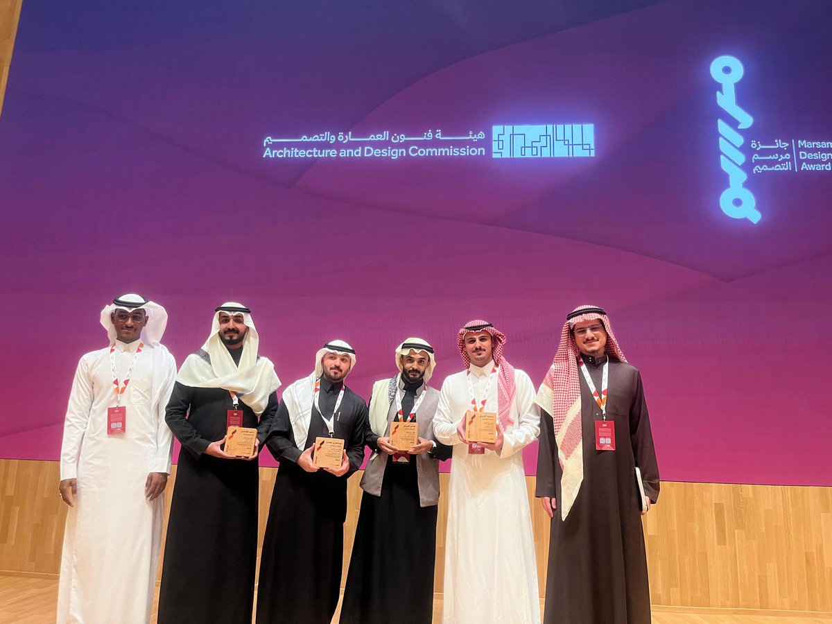 kauedu_sa's tweet photo. 🎉✨ تبارك #جامعة_الملك_عبدالعزيز لطلاب وطالبات #كلية_العمارة_والتخطيط تألقهم في جائزة “مرسم التصميم” التي أطلقتها @ArchMOC:

🔸 قسم التخطيط الحضري والإقليمي:
🥇 المركز الأول: هاشم الحسيكي
🥈 المركز الثاني: أحمد الغامدي
🥉 المركز الثالث: عبدالعزيز شعبان

🔸 قسم عمارة البيئة:
🥇 المركز الأول: محمود الحريري