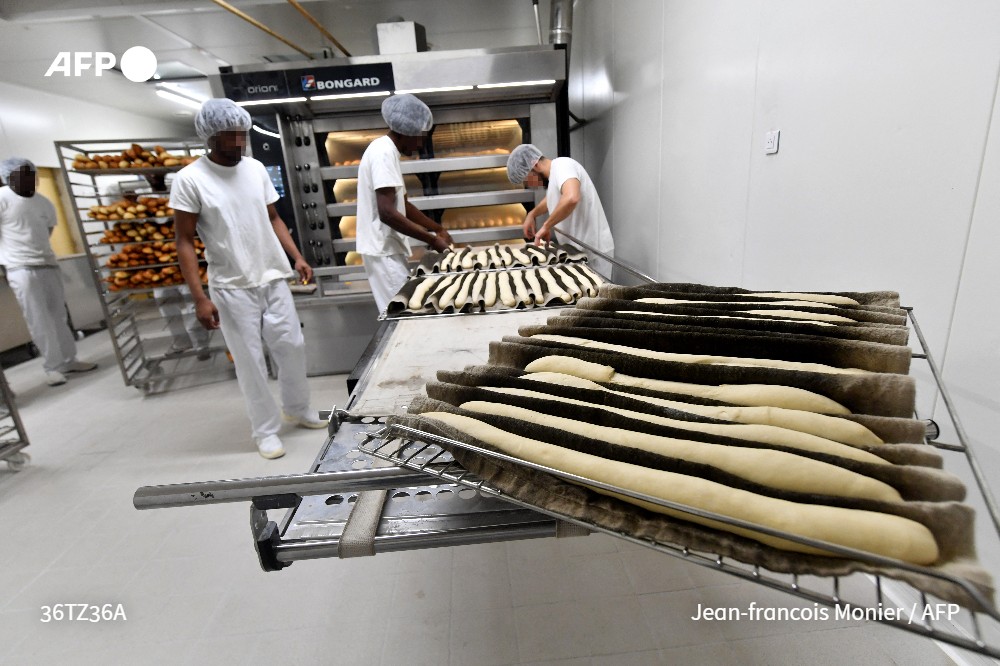 afpfr's tweet photo. 🥖 En plein cœur du centre de détention de Châteaudun, une boulangerie forme des prisonniers qui préparent leur réinsertion #AFP 
➡️ https://t.co/lewwsydzGZ https://t.co/zGqE6wArBp