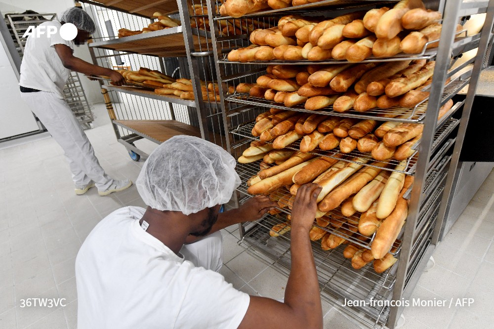 afpfr's tweet photo. 🥖 En plein cœur du centre de détention de Châteaudun, une boulangerie forme des prisonniers qui préparent leur réinsertion #AFP 
➡️ https://t.co/lewwsydzGZ https://t.co/zGqE6wArBp