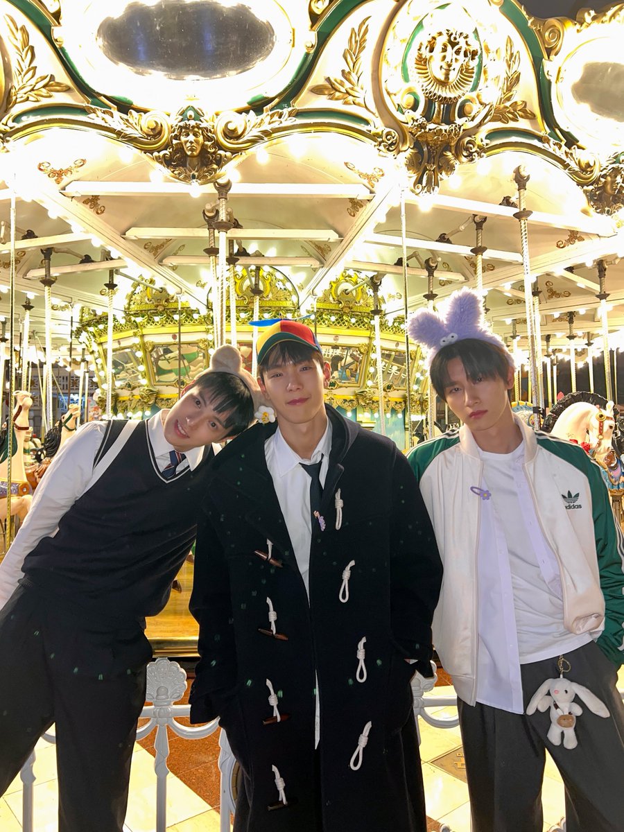 OfficialMONSTAX's tweet photo. 📸
#몬스타엑스 <몬 먹어도 고:삼형제>
EP.3 롯데월드 독박 여행기 (A Mission at Lotte World)

삼형제와 함께 타임머신 탑승 완료 ⏱
독박은 잊고 잠시 추억에 빠지게 돼...
다음 주 몬먹고 삼형제도 기대해 주세요🤗

#MONSTAX #MONSTA_X
#몬먹어도고 #MONMUSTGOON
#몬먹고 #MONMUKGO #몬먹고삼형제
#롯데월드 #롯데월드어드벤처