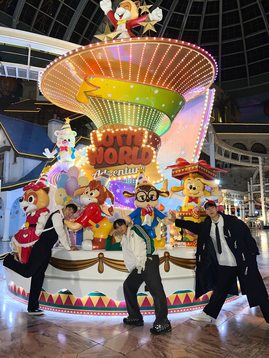 OfficialMONSTAX's tweet photo. 📸
#몬스타엑스 <몬 먹어도 고:삼형제>
EP.3 롯데월드 독박 여행기 (A Mission at Lotte World)

삼형제와 함께 타임머신 탑승 완료 ⏱
독박은 잊고 잠시 추억에 빠지게 돼...
다음 주 몬먹고 삼형제도 기대해 주세요🤗

#MONSTAX #MONSTA_X
#몬먹어도고 #MONMUSTGOON
#몬먹고 #MONMUKGO #몬먹고삼형제
#롯데월드 #롯데월드어드벤처