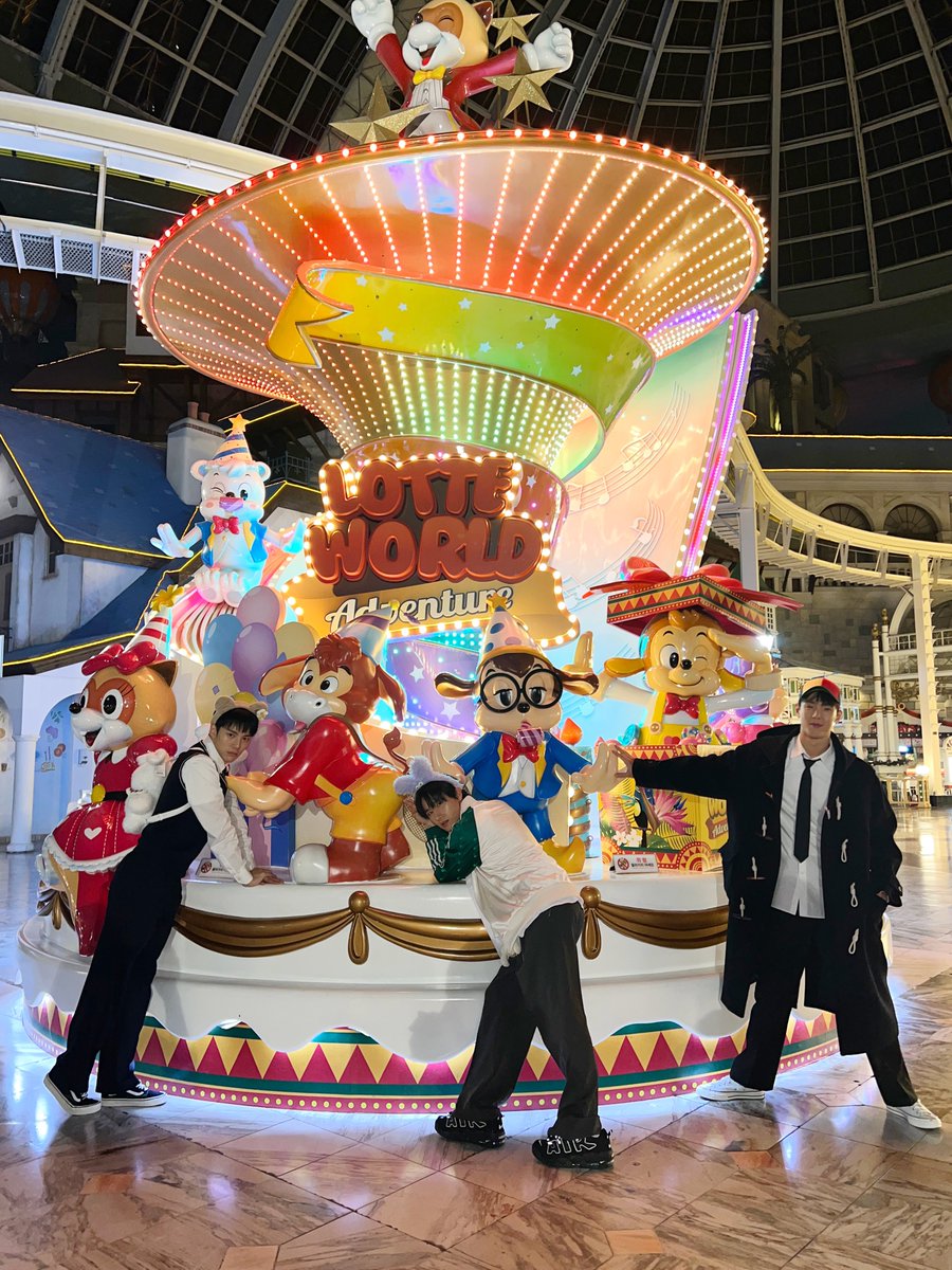 OfficialMONSTAX's tweet photo. 📸
#몬스타엑스 <몬 먹어도 고:삼형제>
EP.3 롯데월드 독박 여행기 (A Mission at Lotte World)

삼형제와 함께 타임머신 탑승 완료 ⏱
독박은 잊고 잠시 추억에 빠지게 돼...
다음 주 몬먹고 삼형제도 기대해 주세요🤗

#MONSTAX #MONSTA_X
#몬먹어도고 #MONMUSTGOON
#몬먹고 #MONMUKGO #몬먹고삼형제
#롯데월드 #롯데월드어드벤처