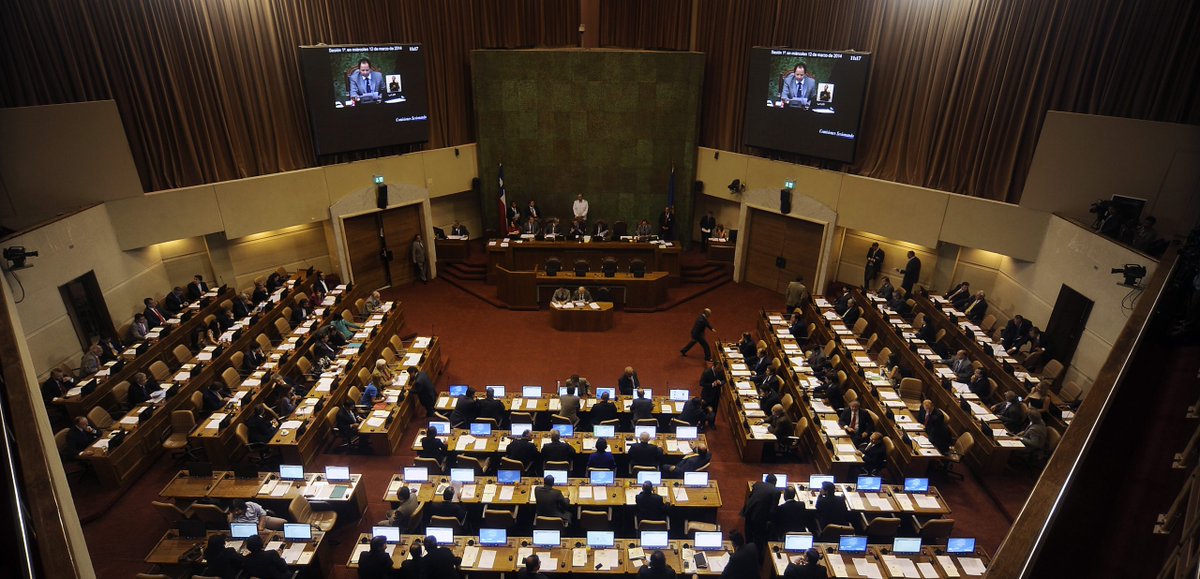 elmostrador's tweet photo. 🎙️ #JyR | Rodrigo Castillo (@rcastillomurill), abogado, a propósito de descuelgues por izquierda al acuerdo de reforma previsional: "Esta posición lo que dice básicamente es 'cosas tales como pensiones, salud, educación son derechos sociales, y como tal no pueden ser parte del mercado sino que deben simplemente ser aseguradas por el Estado' (...) Eso, bien derechamente, es una estupidez. Lo que importa es la discusión sobre la estructura que sí tiene sentido: quienes hoy administran los fondos de pensiones, ¿están cobrando lo adecuado? ¿Están haciendo bien la pega? ¿Podría ser más competitivo? (...) Pero una discusión ideológica está totalmente fuera de foco".
▶️ https://t.co/RVvsehjJch