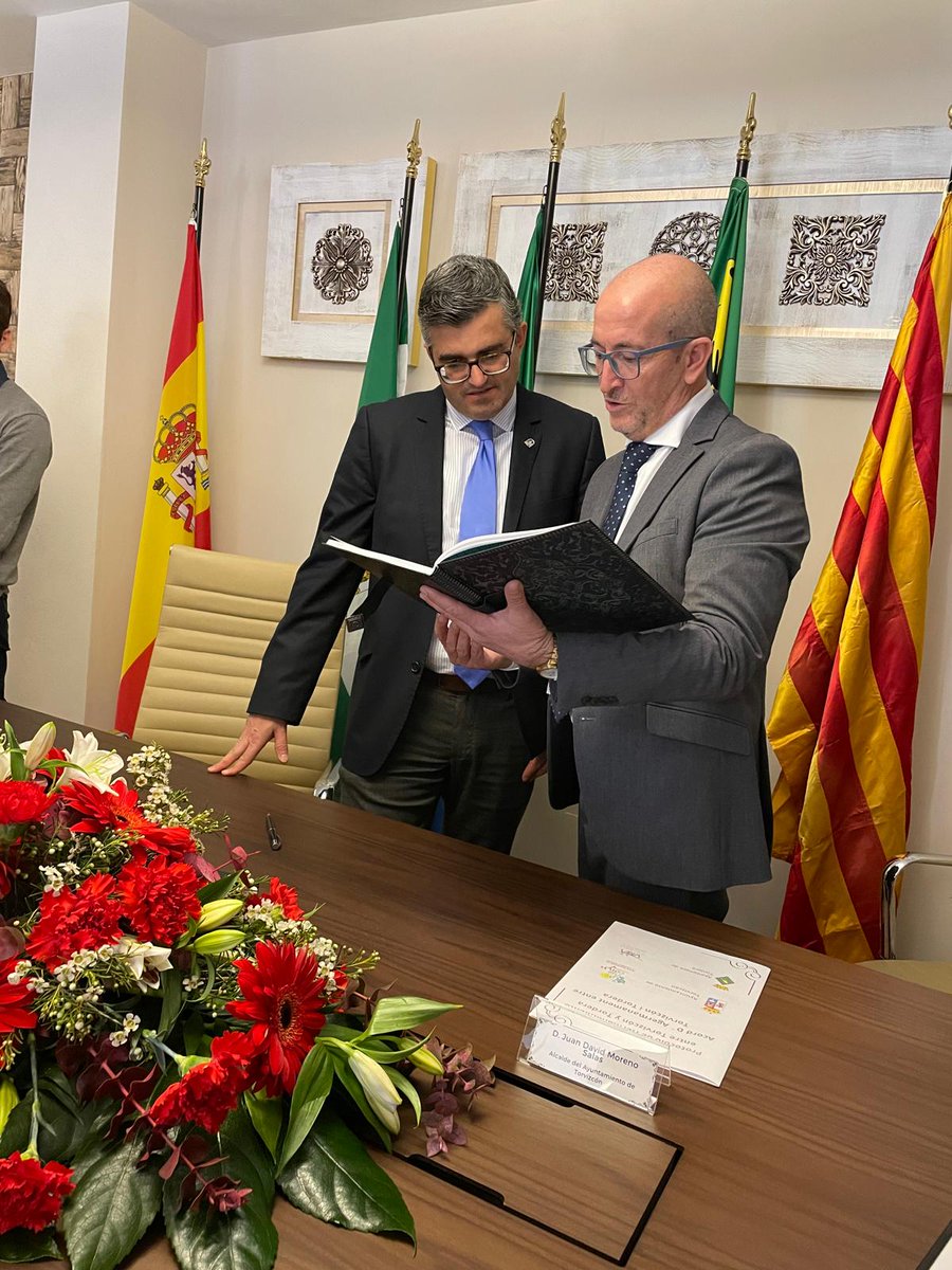 JuntaGranada's tweet photo. El delegado de @EmpleoJunta @javinarila asiste al acto de hermanamiento entre los municipios de Torvizcón y Tordera (Barcelona), pueblo catalán que acogió a cerca de mil emigrantes de la comarca alpujarreña entre los años 60 y 70 https://t.co/vWfc0oaev6