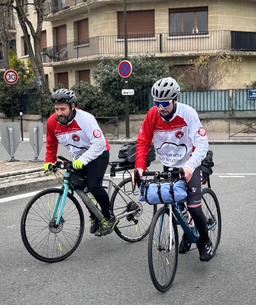 Jeansim29's tweet photo. C’est parti !!!!! 
600km pour @UnReveUnSourire 💪🏼💪🏼
Et soutenir le @SB29 🔴⚪️
🔜 Gelsenkirchen 🇩🇪🇪🇺

Lien pour la cagnotte en bio ! 

 #stadebrestois #ub90challenge #unrêveunsourire #ensembleinvincibles #gelsenkirchen #UB90 #velo #roadtrip https://t.co/e8vE4D87uw
