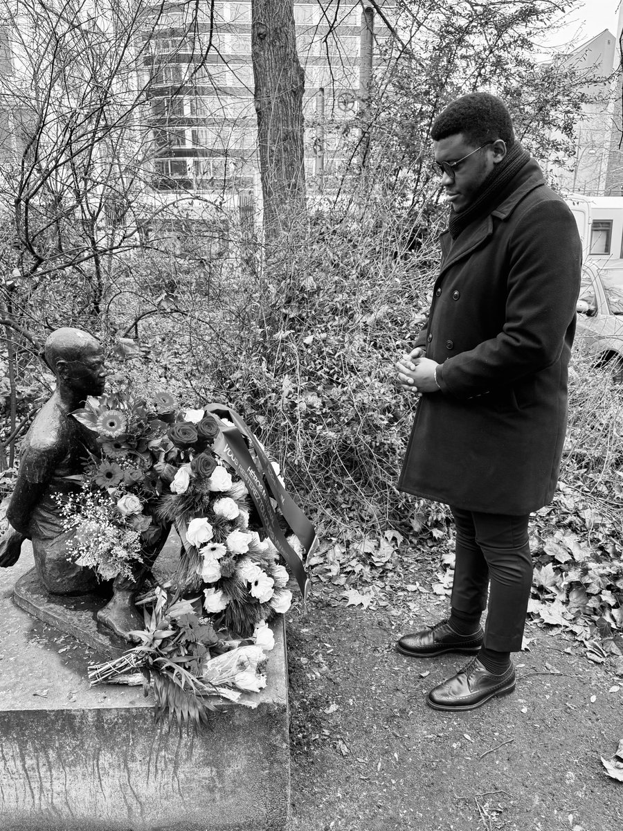 Nl4Nathan's tweet photo. En ce 17 janvier, jour de commémoration de notre Héros national Patrice Emery Lumumba, j’ai eu l’honneur de déposer une gerbe de fleurs devant sa sculpture à Berlin. Son sacrifice pour l’indépendance et la souveraineté de la RDC demeure une source d’inspiration. #RDC #lumumbaday https://t.co/ND6iXeGUAH