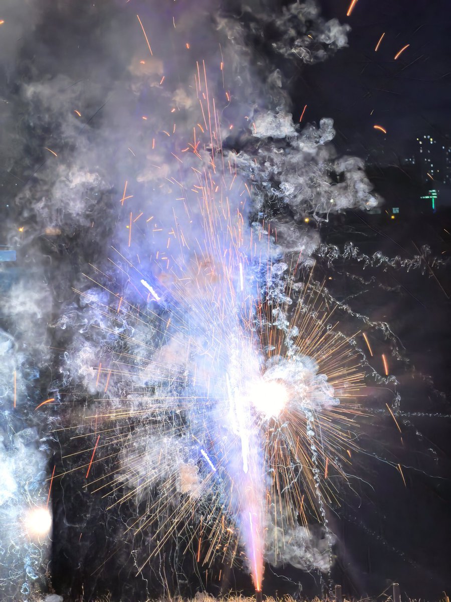 lilili17600's tweet photo. 🎆 https://t.co/7b16WM2ByJ