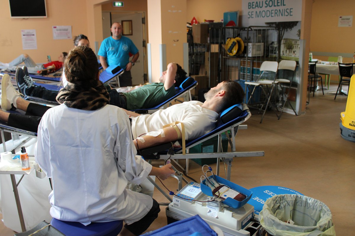 🎉 Une journée de solidarité réussie ! 🩸
Le 14/01/25, l'Établissement Français du Sang (EFS) était à la Clinique Beau Soleil, <a href="/AesioSante/">AÉSIO Santé</a>, pour une journée de don du sang. 💉✨ Grâce à l'engagement de nos salariés, cette opération a été un véritable succès. Merci à nos équipes.