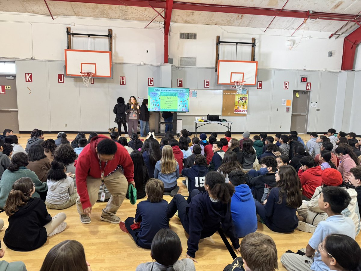 Sra_Ibarra_'s tweet photo. It’s been a great week to be a @IrvingBowie_MS Cub! Our team welcomed our future 6th grade students with visits to the elementary schools and our fifth grade parent night. #FutureCubs #MiddleSchoolLife https://t.co/jwo17C7ZMu