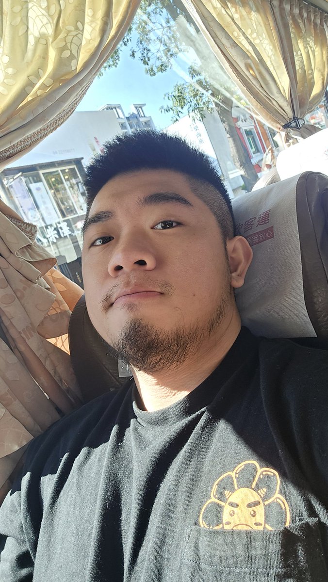 我蠻認同一個說法，就是當你一直很努力做同一件事，總有一天會有屬於自己的舞台🙌每週這樣來來回回台中跟台南，很辛苦真的累，但其實已經堅持了好久好久，翻了翻相簿才發現，原來從2018年開始這樣每週往返台中台南😱說了這麼多，我只是想發這張可愛的照片😎一直保持可愛，也是不能妥協的堅持💯