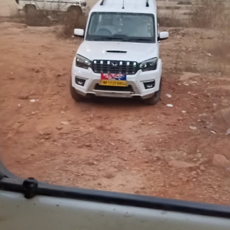 aitwa's tweet photo. @CMMadhyaPradesh @DrMohanYadav51 you said no check posts in MP. But when a driver refuses to pay any bribe at the border, he is thrashed this way? This is today 6 am incident from Hanumana Border between MP & UP

Officers from RTO vehicle MP17ZF8804 have thrashed the driver. Driver was threatened not to file FIR. Complete mayhem in MP for truck drivers

We demand strict action from you against such officials. Your circular needs to be re-enforced as down the line drivers are being harassed

@narendramodi @PMOIndia 
@nitin_gadkari @MORTHIndia 
@India_NHRC
@suchetadalal @dipakdashTOI