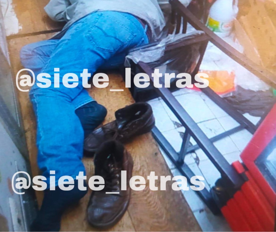 siete_letras's tweet photo. “Pagas o mueres”:

Así le advirtieron a Longino Hernández (62) abarrotero del mercado La Cruz, en Coyuya, @IztacalcoAl. No le alcanzaba para pagar la EXTORSIÓN y lo mataron a tiros. 

Apunta a la facción de los Vaqueros o los “Gansos” que azotan la zona. https://t.co/u2TwsLg3Md