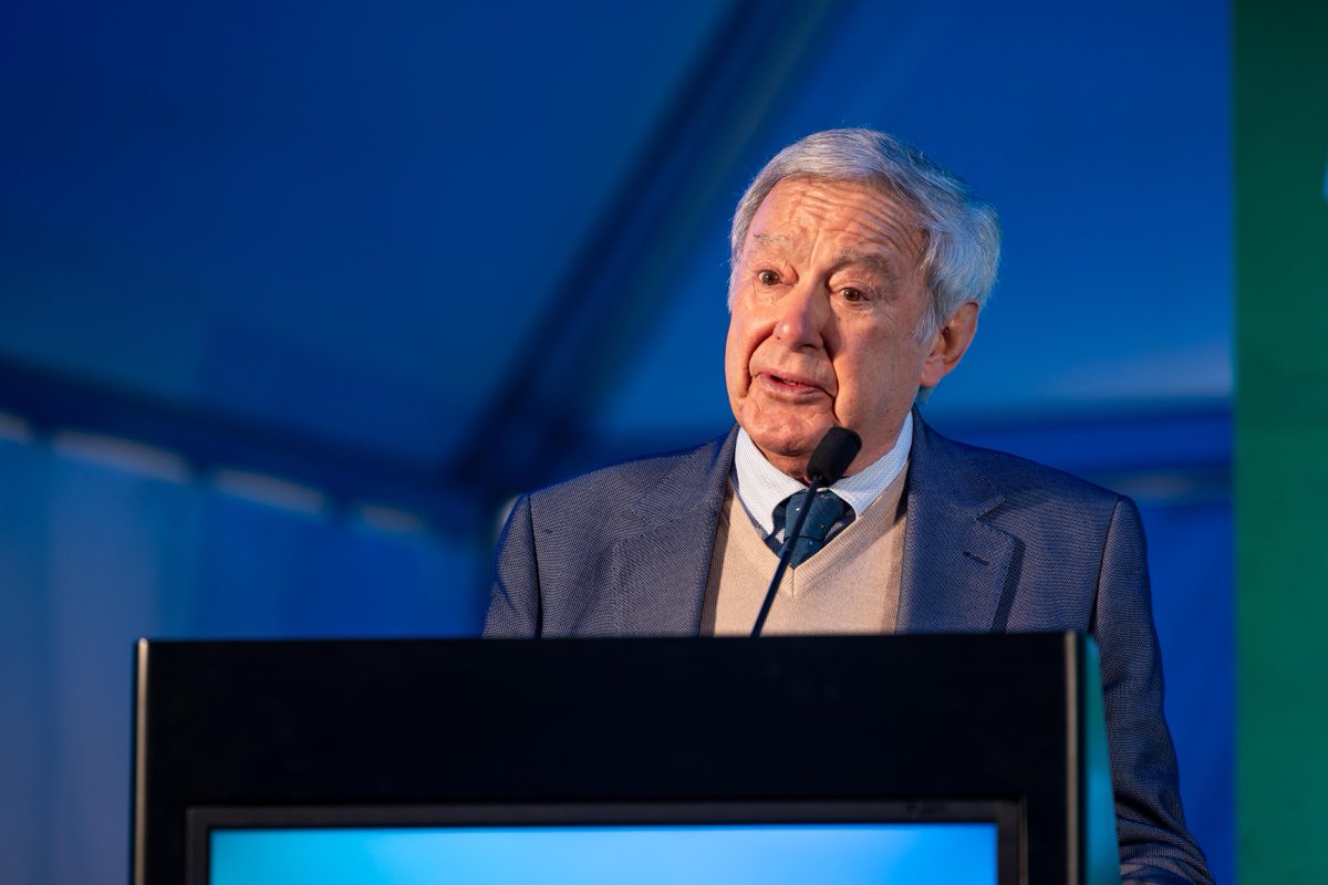 Assinalou-se ontem o arranque da construção do novo parque fotovoltaico da <a href="/Tabaqueira_PMI/">Tabaqueira_PMI</a> contribuindo para gerar 40% da energia consumida anualmente pela nossa fábrica. Vamos assim reduzir a pegada carbónica da operação em 1.300 toneladas de CO2 por ano.