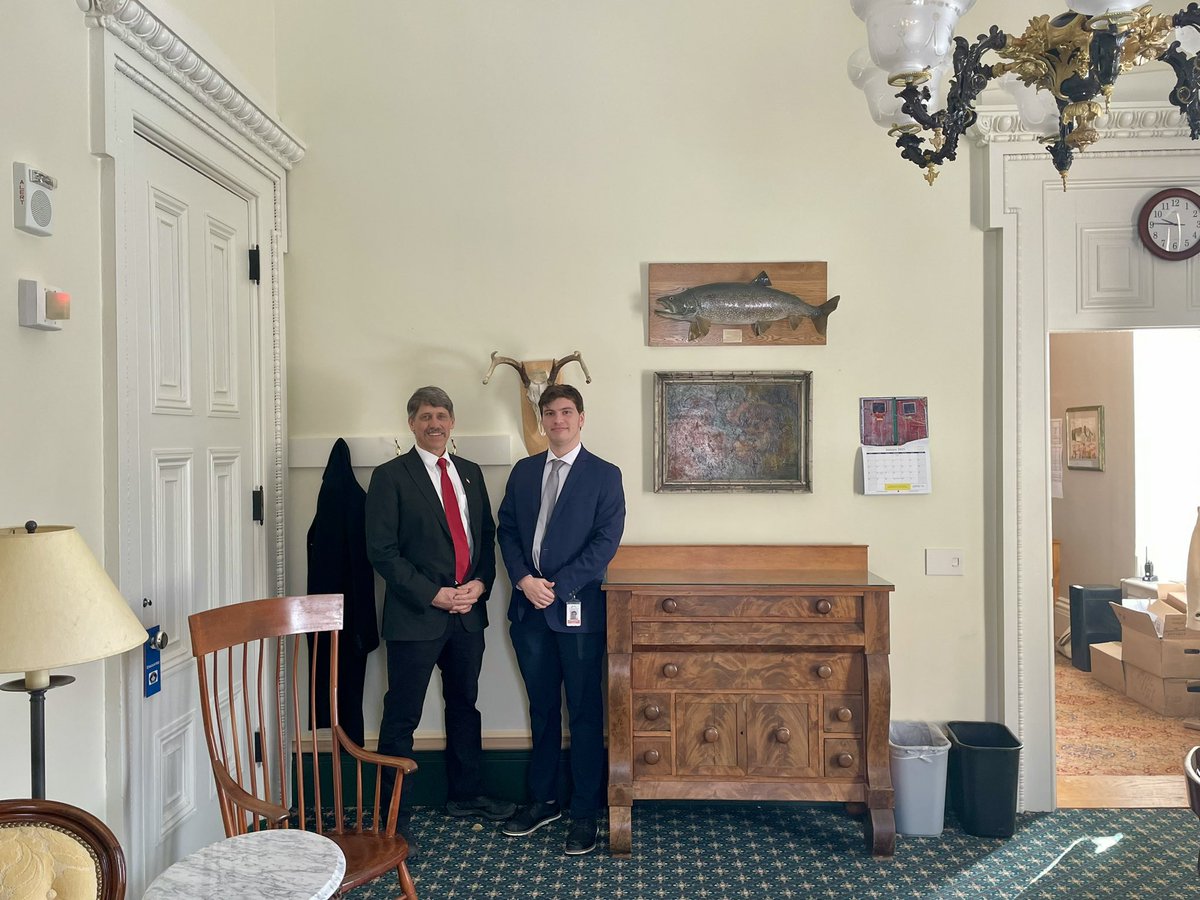 KingWill802's tweet image. In some personal ✨news✨

This week I have officially started an internship with the Vermont Lieutenant Governor, John Rodgers. John is an incredible friend, mentor, and voice for Vermonters. Excited to be working FOR the people of Vermont! 

#vtpoli