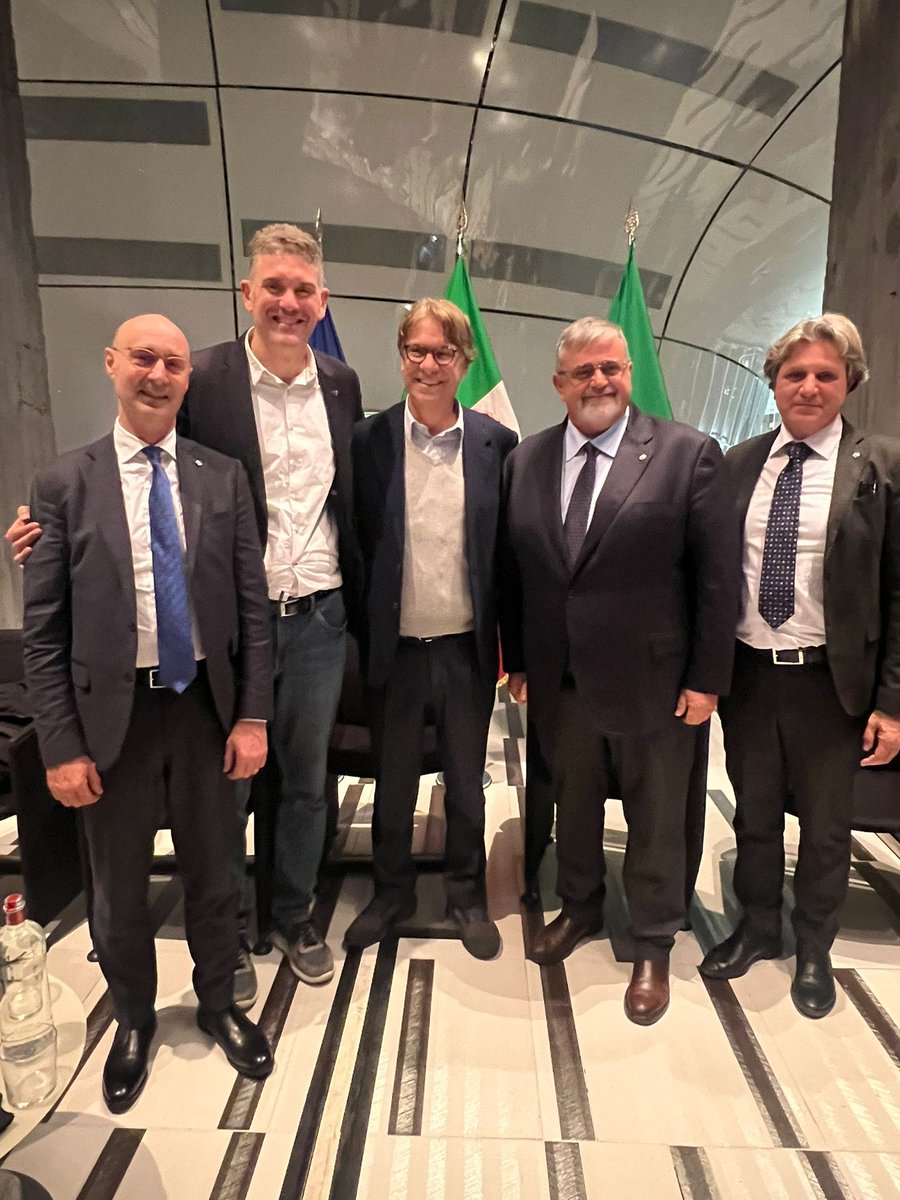 MetaSociale's tweet photo. In Regione Lombardia Nicola Porro Paolo Capone Luigi Ulgiati Vincenzo Abbrescia Gianluca Giuliano al convegno Onsip UGL Salute sul tema “𝗩𝗶𝗼𝗹𝗲𝗻𝘇𝗮  𝘀𝘂𝗴𝗹𝗶 𝗼𝗽𝗲𝗿𝗮𝘁𝗼𝗿𝗶 𝘀𝗮𝗻𝗶𝘁𝗮𝗿𝗶. 𝗨𝗻  𝗯𝗼𝗹𝗹𝗲𝘁𝘁𝗶𝗻𝗼 𝗱𝗶 𝗴𝘂𝗲𝗿𝗿𝗮” https://t.co/iEV3DeVNAt