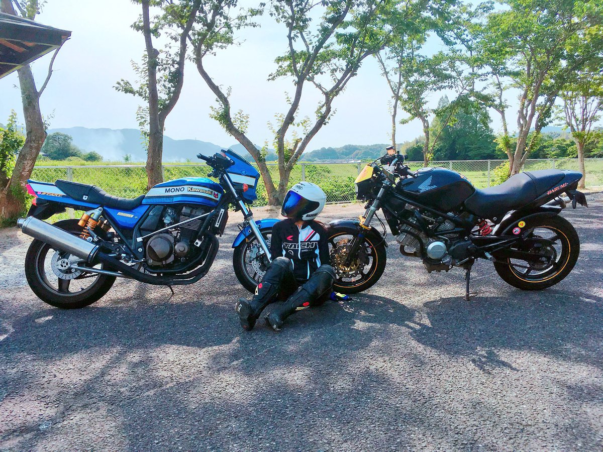 VTR250_harumi's tweet photo. 18歳から乗ってたZRX400とお別れしました！
9年間いろんなとこ連れてってくれて、事故なく守ってくれてありがとう😌

最後の写真が最後のツーリングになるとは思わなかったなぁ
もっと乗ってあげれば良かった

次の人のところで、大事にいっぱい乗ってもらえますようにっ！🥹

#ZRX https://t.co/rSzZwKv6zm