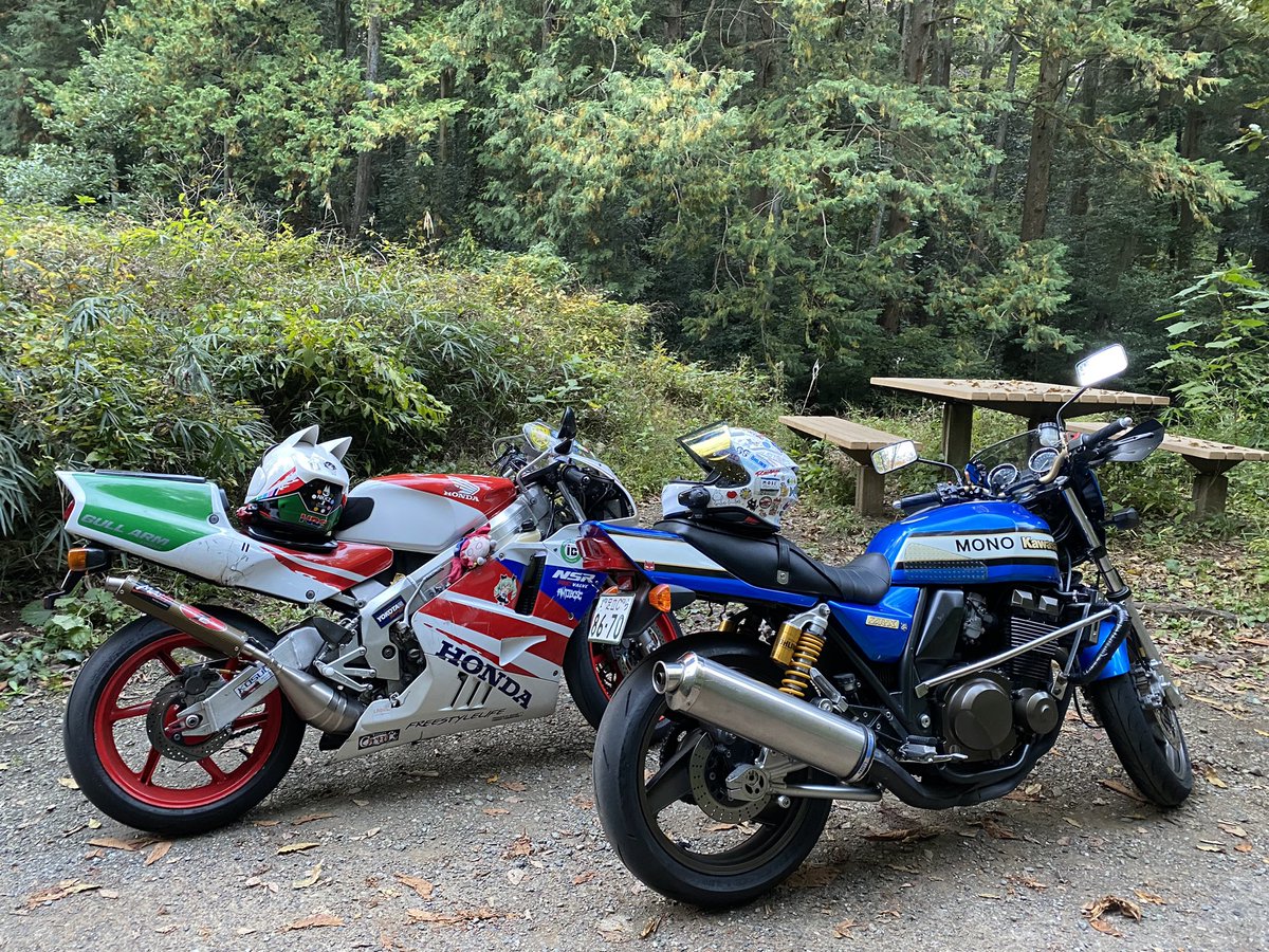 VTR250_harumi's tweet photo. 18歳から乗ってたZRX400とお別れしました！
9年間いろんなとこ連れてってくれて、事故なく守ってくれてありがとう😌

最後の写真が最後のツーリングになるとは思わなかったなぁ
もっと乗ってあげれば良かった

次の人のところで、大事にいっぱい乗ってもらえますようにっ！🥹

#ZRX https://t.co/rSzZwKv6zm
