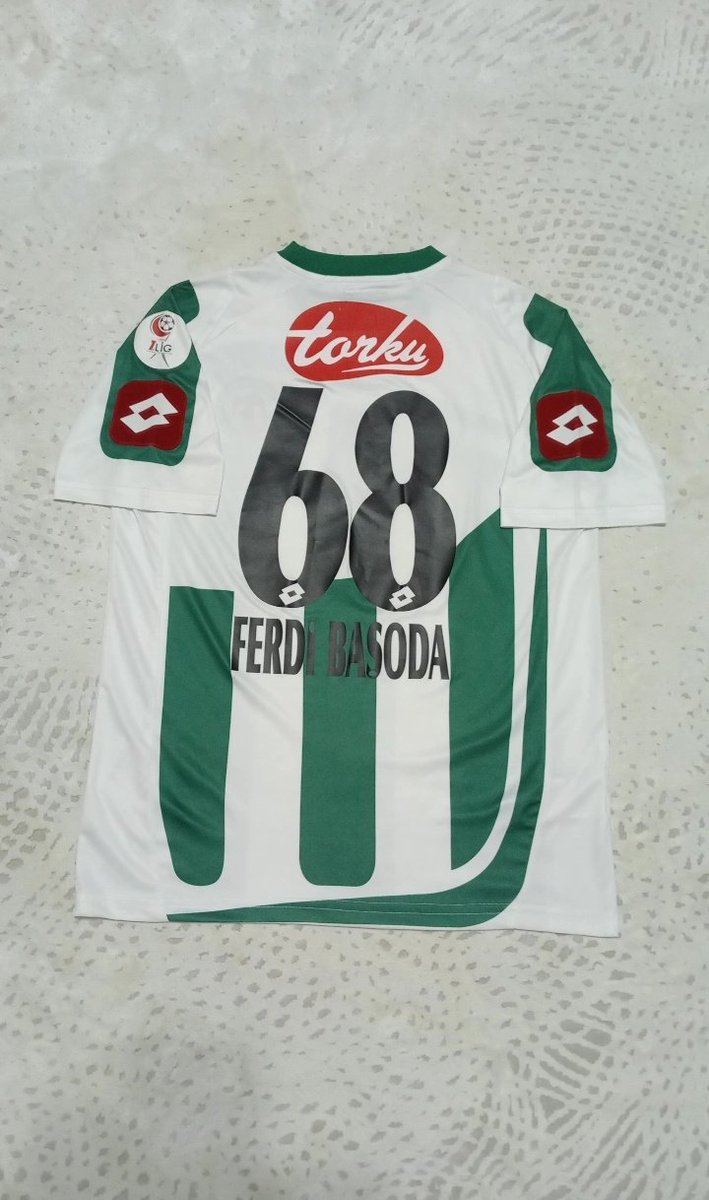 Selamlar, 2009/2010 sezonu ic saha formamiz. Müthiş ikonik bir parça. Özkan abiye değerli hediyesi için teşekkür ederim.