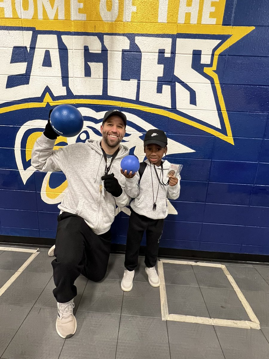 jen_shiers's tweet image. You know it’s a fantastic Friday when it’s Twin Day at @FairOaksEagles! #thisishowweSOAR🦅 #lovetoleadhere