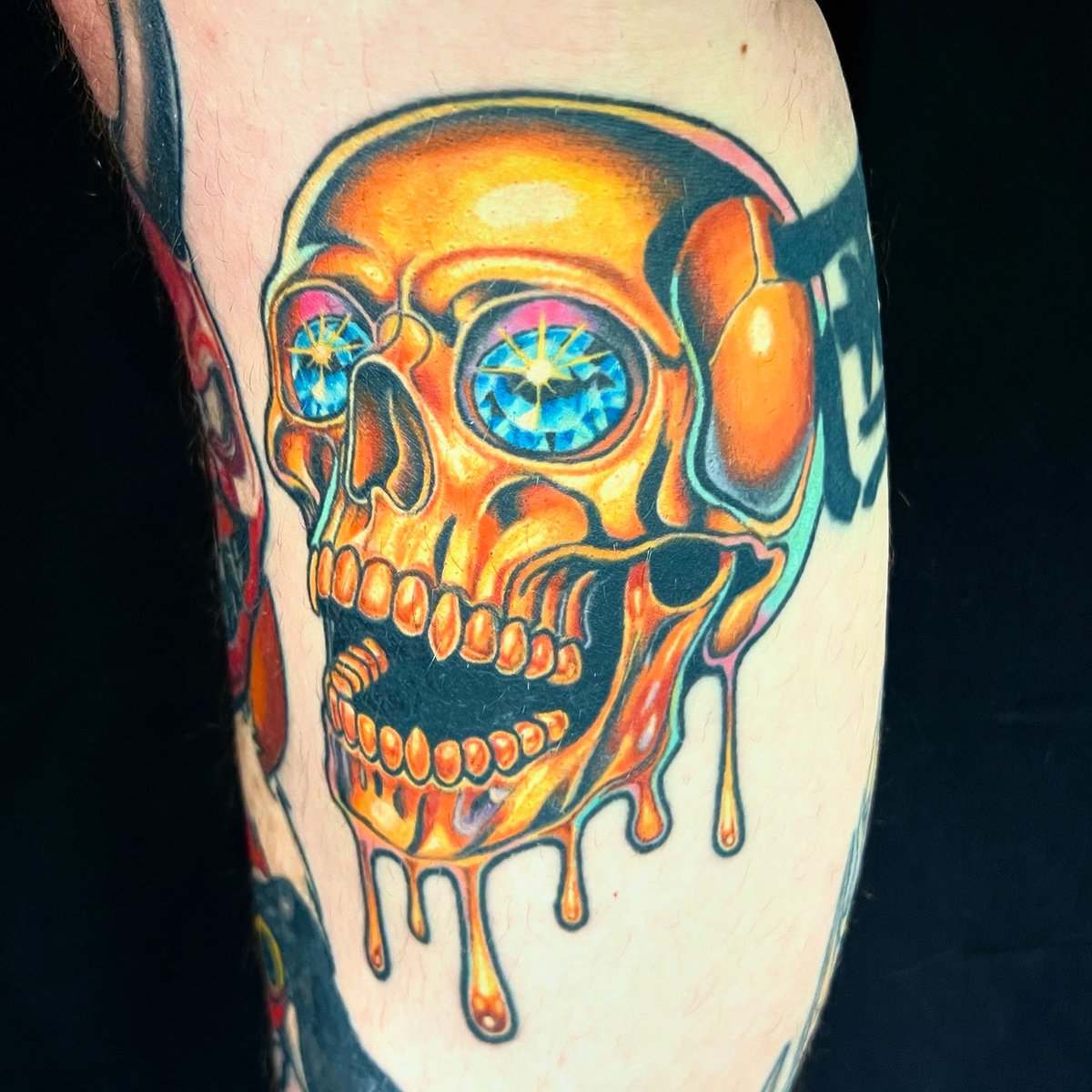 floatytattoo's tweet image. I absolutely love doing color metallic tattoos! Check out this Gold Dripping Skull with Sapphire Eyes I did a few months ago (realized I hadn’t posted a proper pic of it). I would love to do more like this, give me your ideas for anything you would like to see in metal (Gold,…